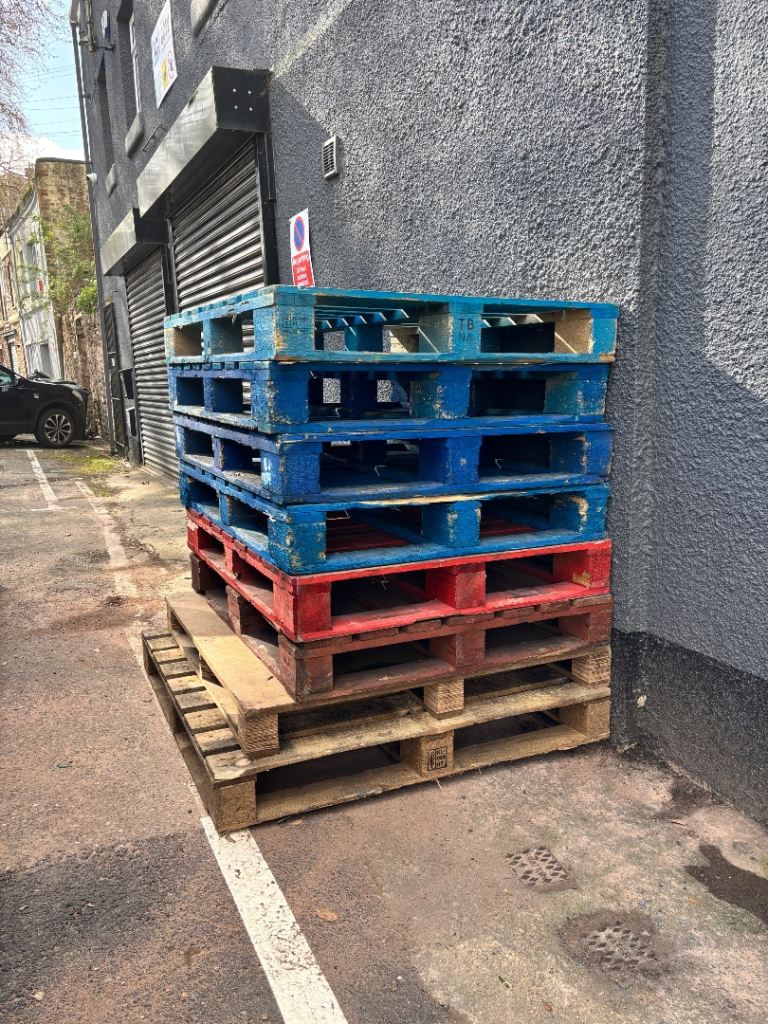 Free wooden pallets Torquay collection 