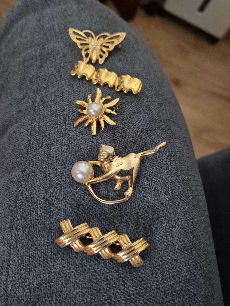 Job Lot of 5 Gold Tone Brooches - Good Condition