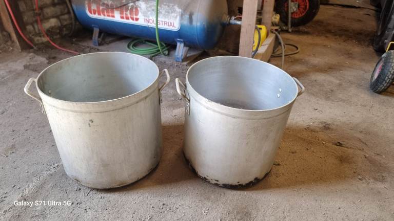 Large chefs kitchen soup pots 15"