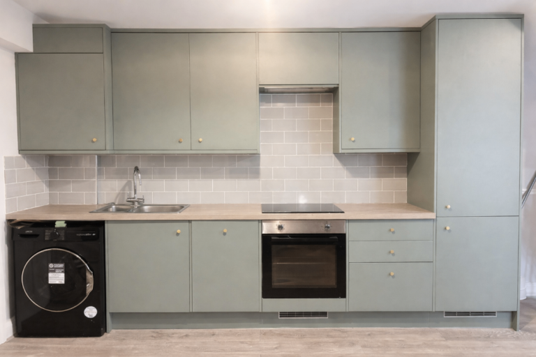 OPEN TO OFFERS! Howdens Fitted Kitchen (March 2025) + Lamona Appliances – Buyer Removes
