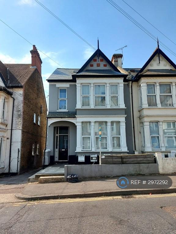 1 bedroom flat in York Road, South-End-On Sea, SS1 (1 bed) (#2972292)