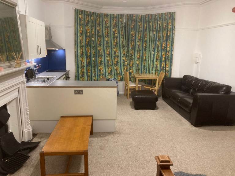 Massive Double Room Refurbished Bedsit in large house to rent near Guildford town centre