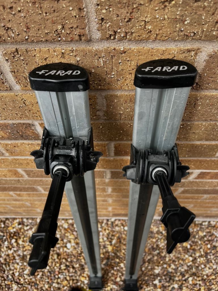 Roof bars for rails