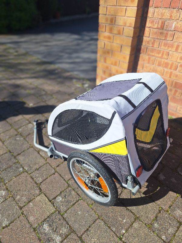 Dog carrier attachment to bicycle 