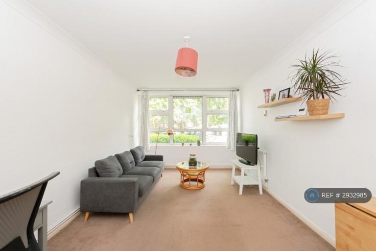 1 bedroom flat in Sutherland Grove, Teddington, TW11 (1 bed) (#2932985)