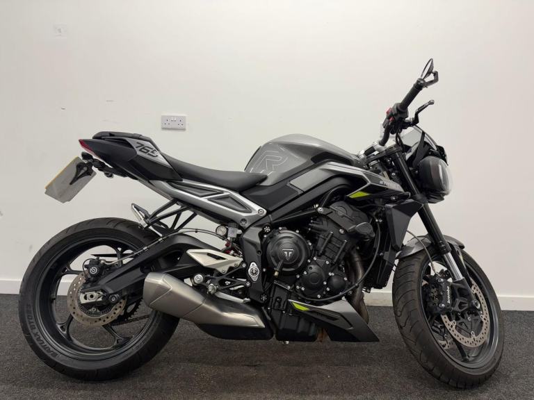 TRIUMPH STREET TRIPLE 765 R ** DIGITAL DISPLAY - LOWERED - 12 MONTH MOT 