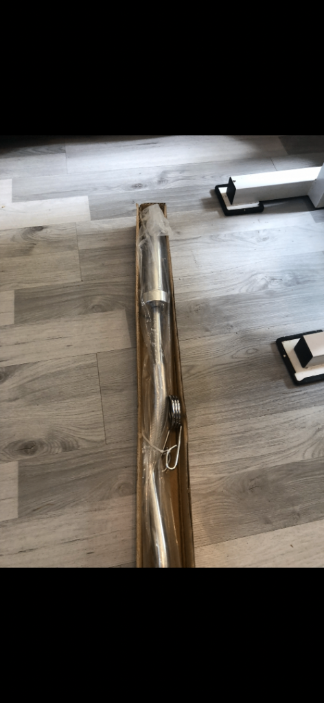 5ft ez curl bar new in box with clips 