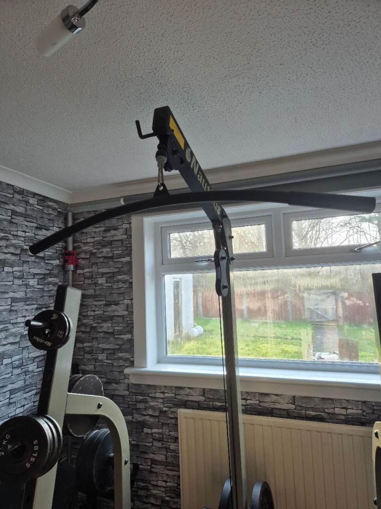 Weight Machine / Bench Press