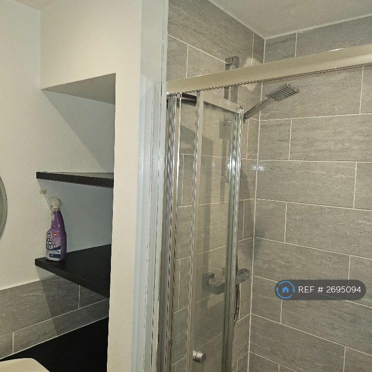 2 bedroom flat in Park Lane, Greenhithe, DA9 (2 bed) (#2695094)