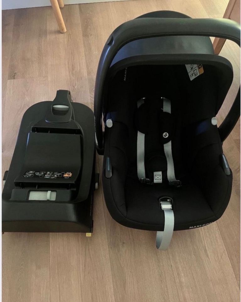 Maxi-Cosi Cabriofix iSize Newborn Car Seat and ISOFIX Base