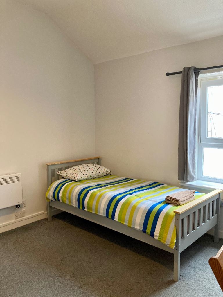 Tidy room to let - 