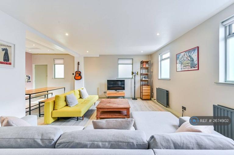 3 bedroom house in Burnt Ash Hill, London, SE12 (3 bed) (#2674902)