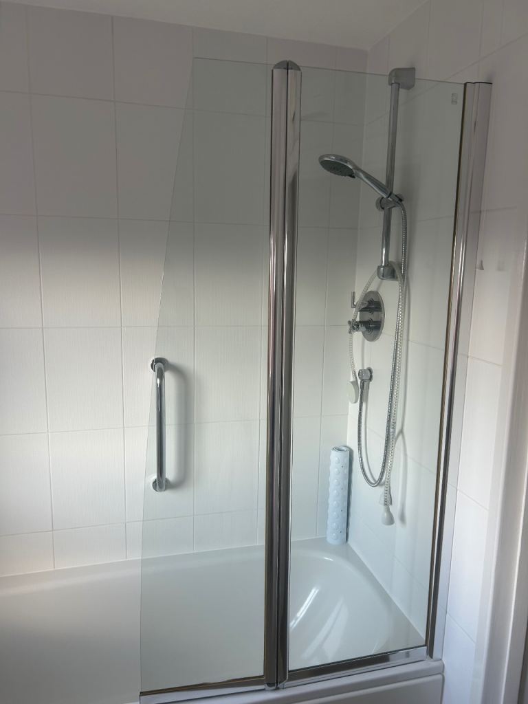 Free Shower Screen for Bath – Good Condition, Clear Glass