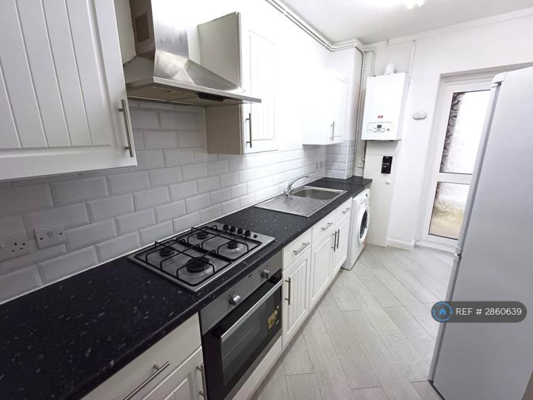 2 bedroom flat in Vicarage Lane, London, E15 (2 bed) (#2860639)