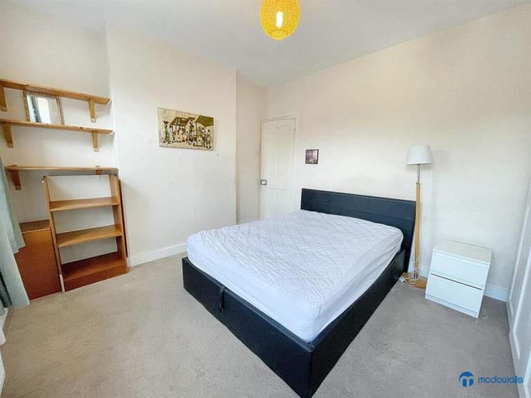 **Spacious Double Room in Bow – £950 PCM**