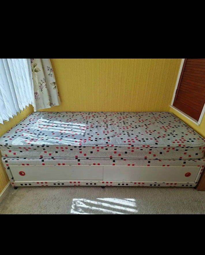 Lovely single divan bed with storage draws+complete with mattress+good condition+DELIVERY 