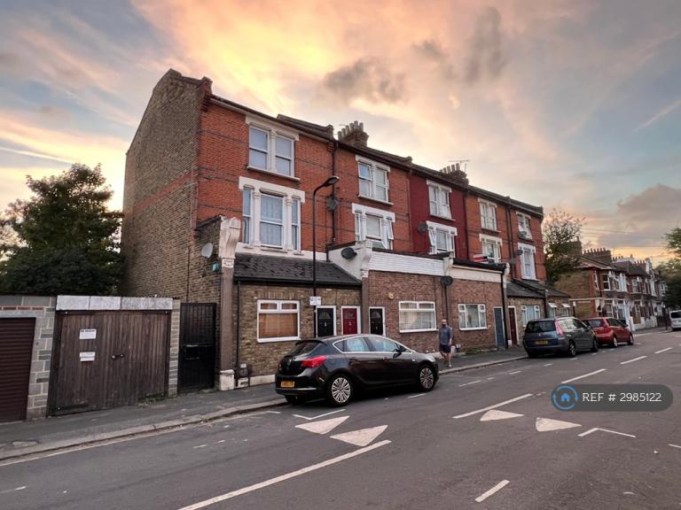 2 bedroom flat in Leigh Road, London, E10 (2 bed) (#2985122)