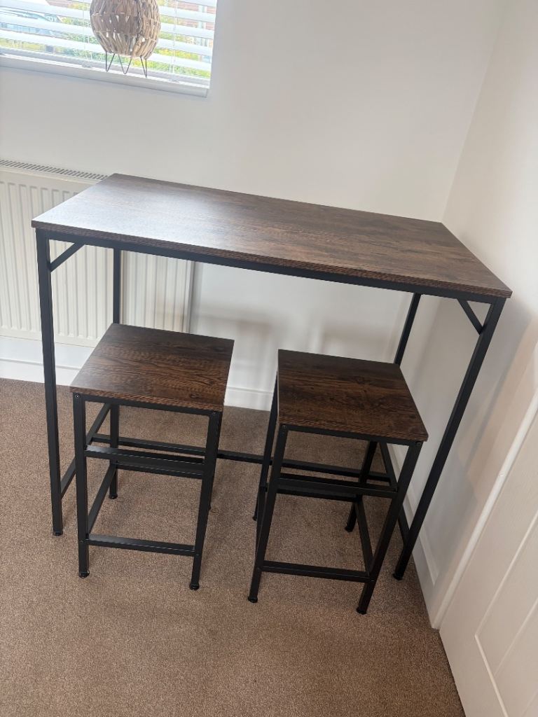 Breakfast Bar & 4 Stools