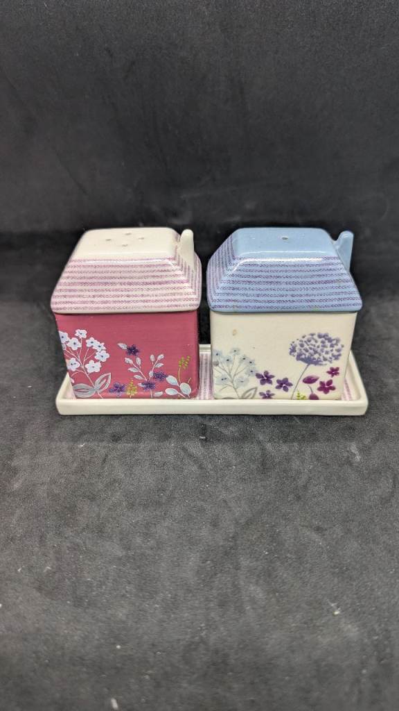 Lovely salt and pepper house shaped set