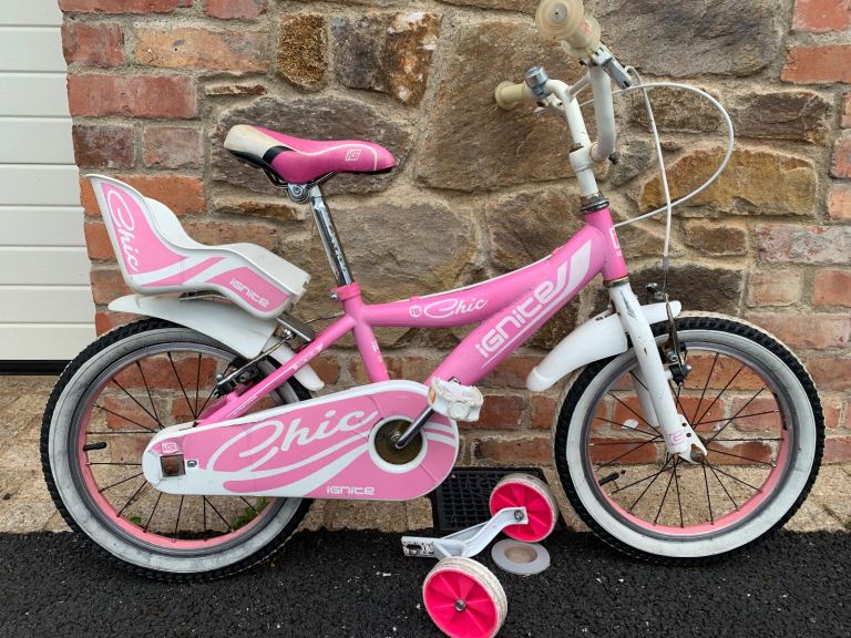 Bicycle chic ignite 16 inch wheel with stabilisers suit  4 to 6 year old 