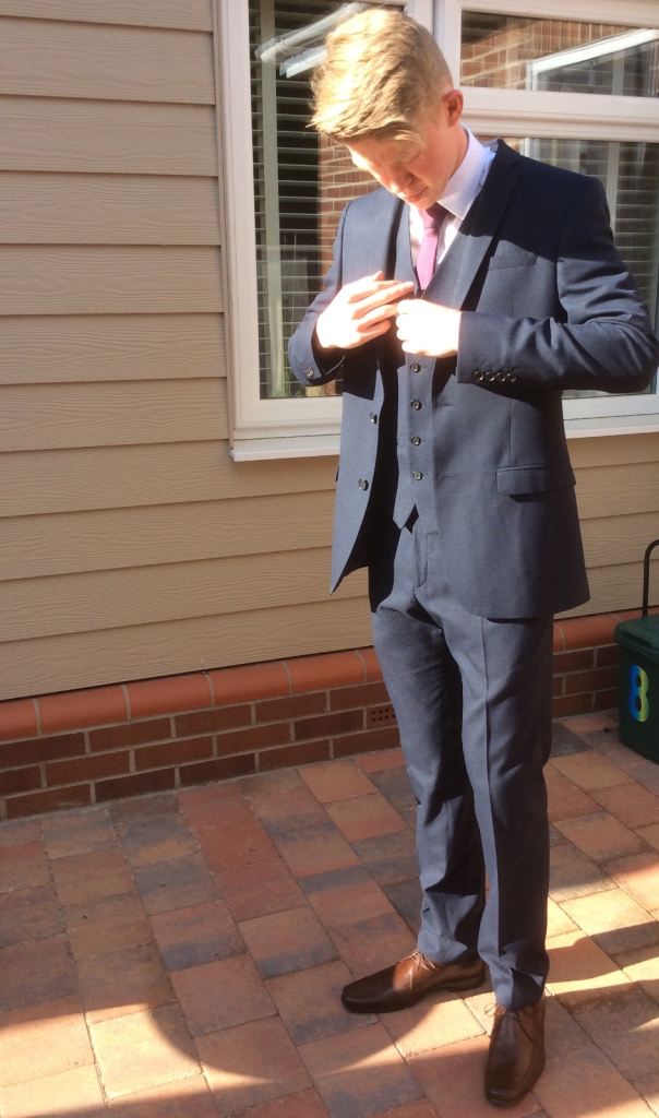 MENS NAVY 3 PIECE SUIT 