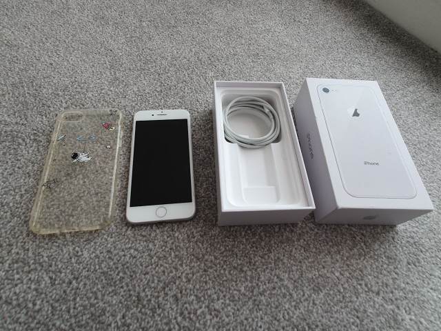 iPhone 8 64GB A1905 MQ6H2B/A finished in silver / white, excellent