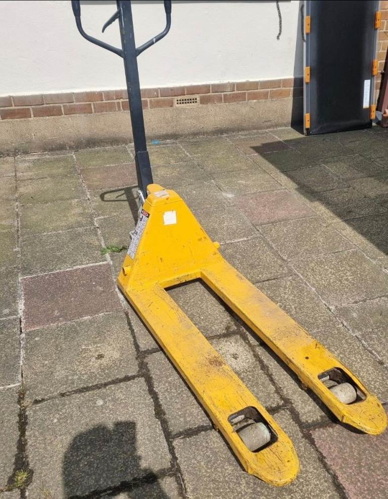 Pallet truck - Euro Tines - slight bend on 1 tine tip 2024