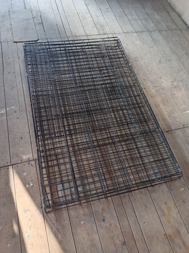 2 DOG CAGES 1 XL, 1 MED SIZED £50 FOR BOTH CLEAR OUT 