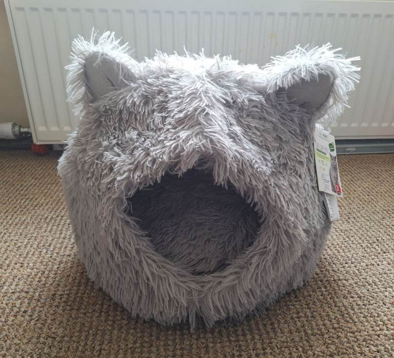 Zoofari cat cave bed with tags