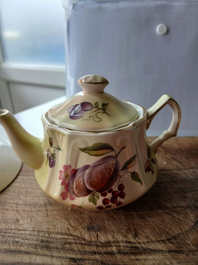Worcester Miniature teapot and pin dish