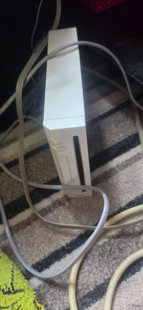 Nintendo Wii Console & Controllers – White, Good Condition