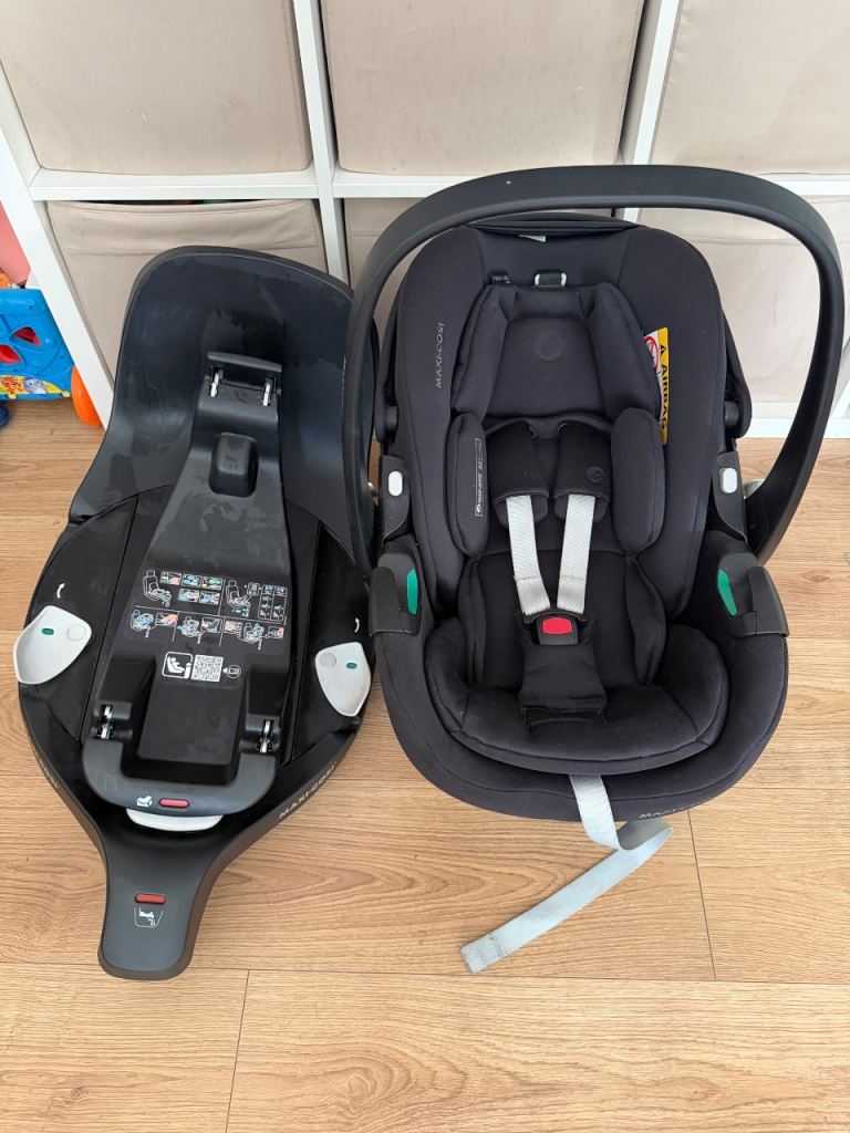 Maxi-Cosi Baby Car Seat with ISOFIX Base – Good Condition