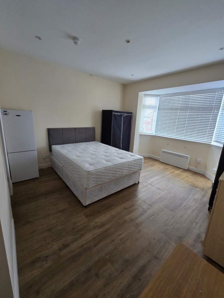 Spacious 1st floor, modern Studio 6 apartment, Golders Green, NW11