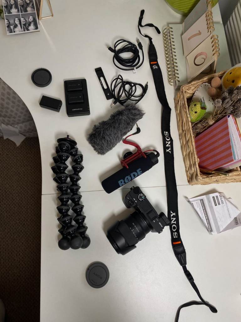Sony Alpha 6400, 18-135 OSS Kit with bag and all ATTACHMENTS shown! 