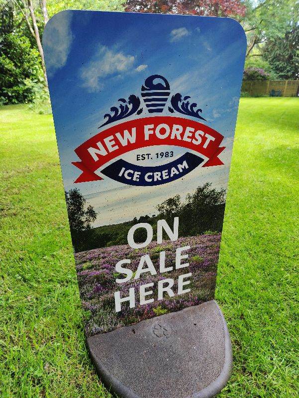 ***NEW FOREST ICE CREAM PAVEMENT SIGN AND BASE*** Excellent Condition