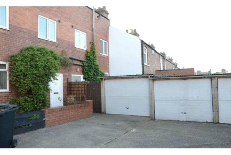 Secure Garage / Lockup + Parking Space close to centre of York to let