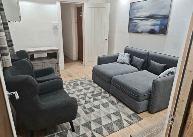2 Bedroom Bottom Flat in Uplands. Next to Park, amenities and university 