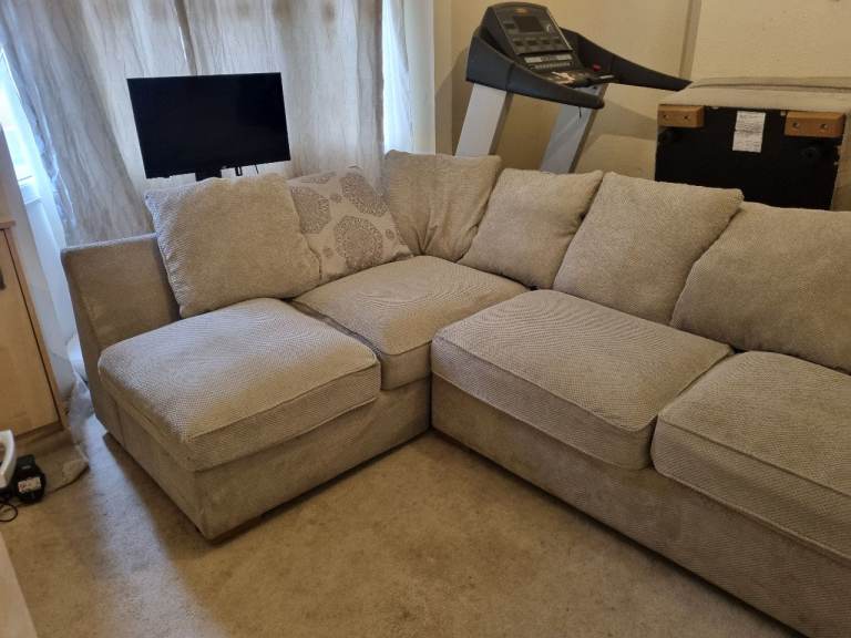 Corner sofa L shape  good condition dlevery available 