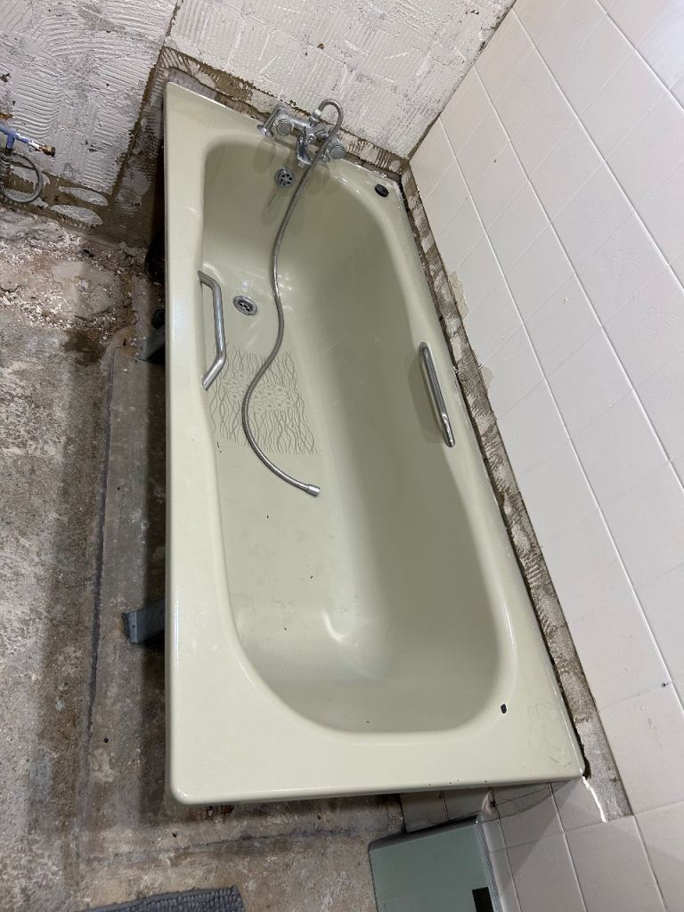 Avocado enamel steel bath and pedestal basin with taps