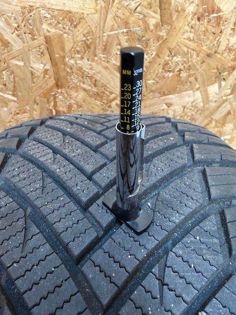 1x 255/40R19 Minerva Winter Tyre Used