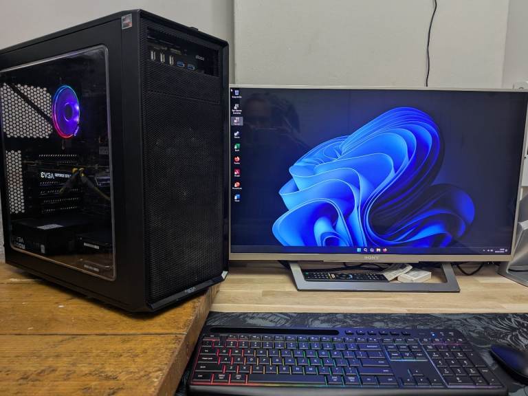 **SOLD** GAMING PC FRACTAL RYZEN 7 2700X GTX 1080 8GB FTW 256GB NVME SSD 1TB HDD 32GB RAM 24"