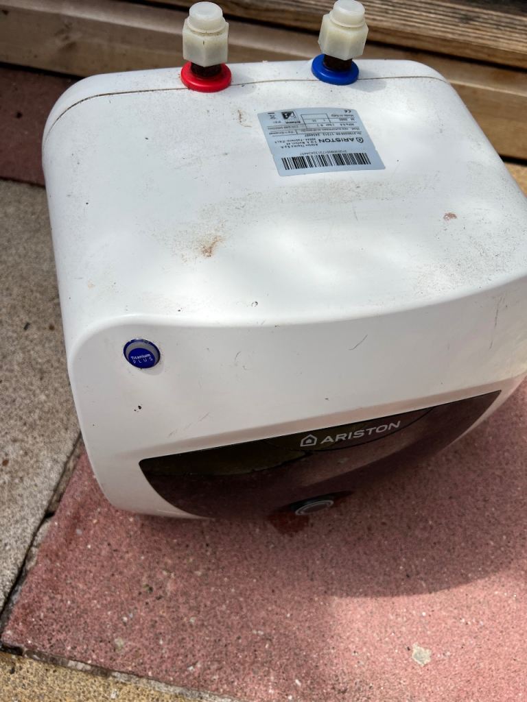 Ariston under unit water heater 15L