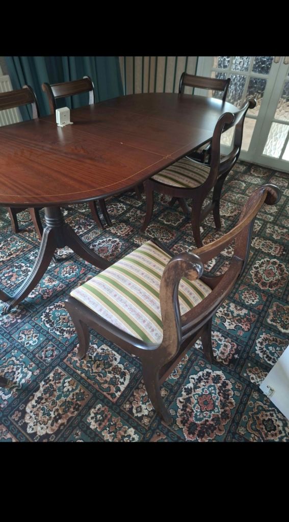 Dining table with 6 chairs  CAN DELIVER 
