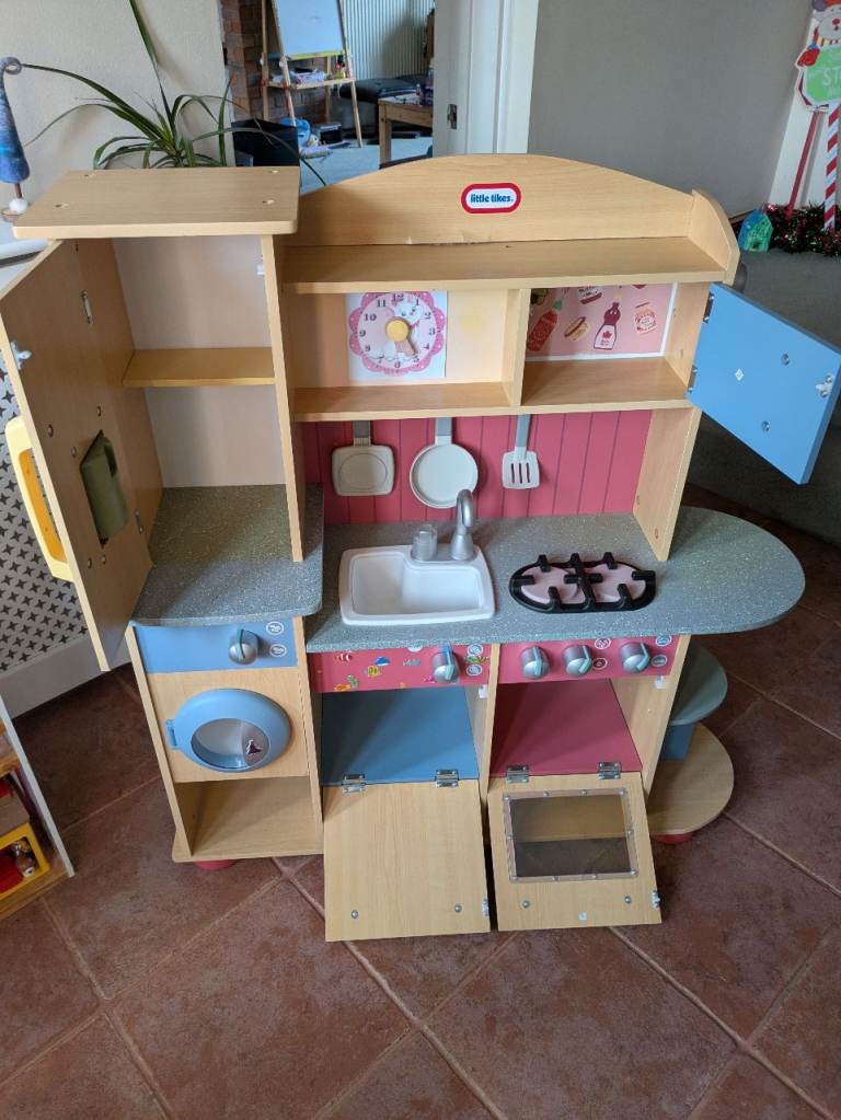 Play kitchen and items