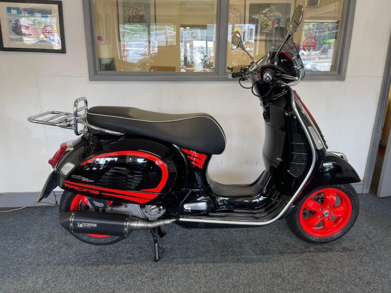 Piaggio Vespa GTS 300 Super Racing