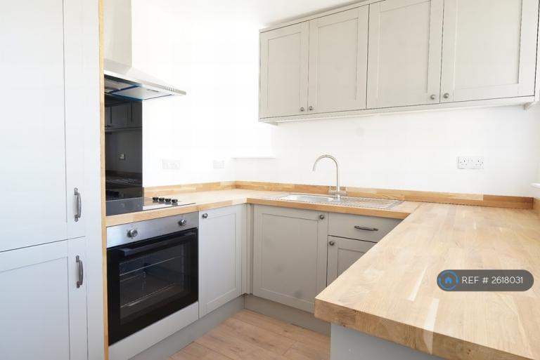 2 bedroom flat in Birds Royd Lane, Brighouse, HD6 (2 bed) (#2618031)