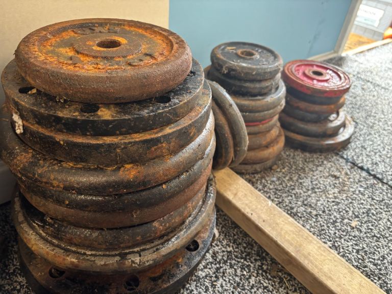 Roughly about 150kg cast iron weights