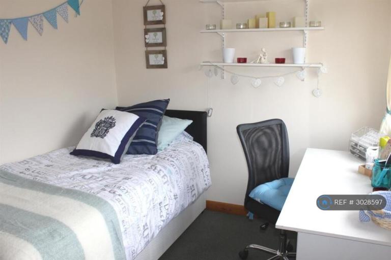 1 bedroom in Larchwood Drive, Egham, TW20 (#3028597)