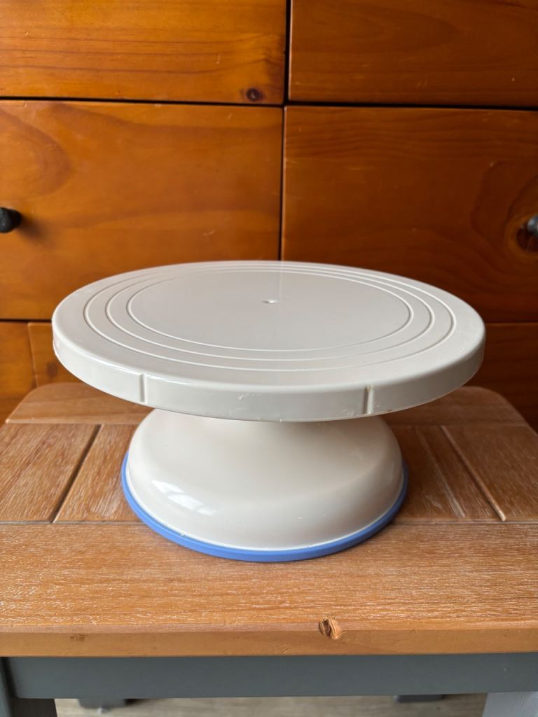 Cake turntable