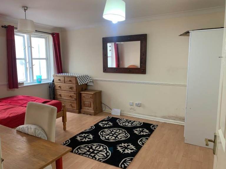 Bright, spacious double room in Stepney Green - £1075 (inclusive of all bills)